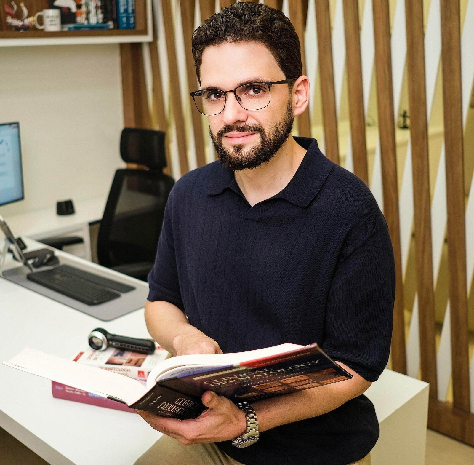 Dr. Caio Formiga, dermatologista, em ambiente clínico