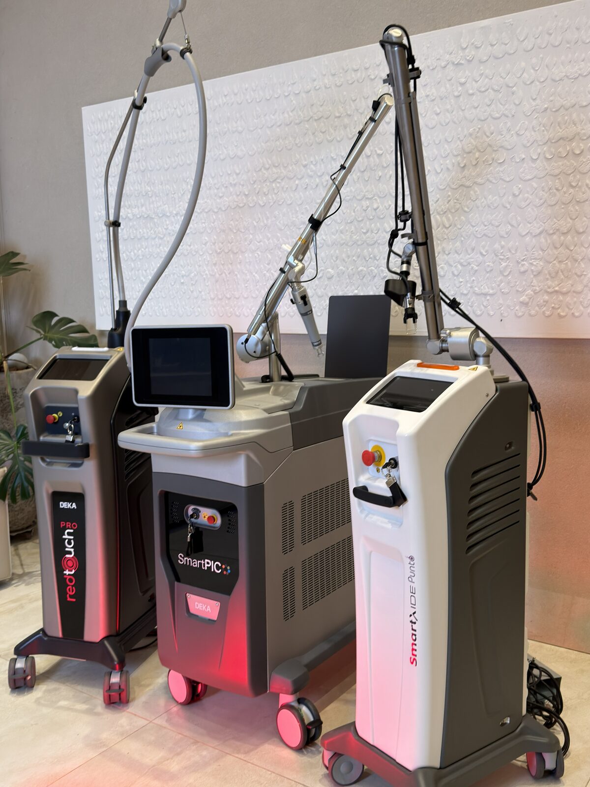 Os três sistemas laser DEKA disponíveis no consultório do Dr. Caio Formiga em Palmas: CO₂, SmartPico e RedTouch.