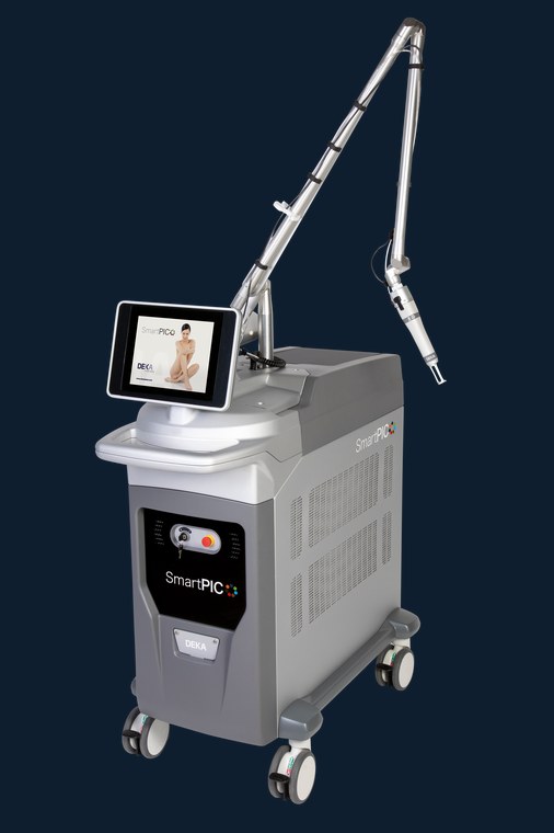Aparelho SmartPico da Deka: laser picossegundo utilizado no consultório do Dr. Caio Formiga para tratamento de manchas e melasma.