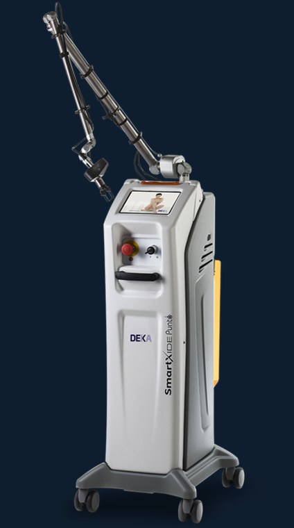 Aparelho SmartXide Punto da Deka: laser de CO₂ fracionado utilizado no consultório do Dr. Caio Formiga para cicatrizes, manchas e campo de cancerização.